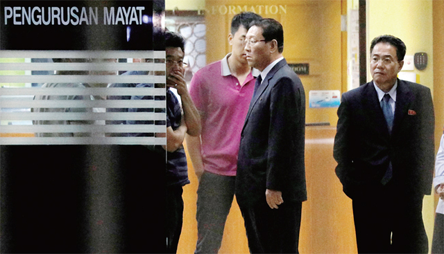 김정남 부검 참관한 北대사 피습으로 숨진 북한 김정은 노동당 위원장의 이복형 김정남에 대한 부검이 진행된 15일 오후 말레이시아 쿠알라룸푸르 국립 병원 포렌식 센터에서 강철 주 말레이시아 북한 대사(오른쪽 두번째)와 관계자들이 부검 참관을 마친 뒤 병원관계자들과 대화를 하고 있다. 이날 북한대사관은 김정남의 시신 인도를 요구했으나 거절당했다. 연합뉴스
