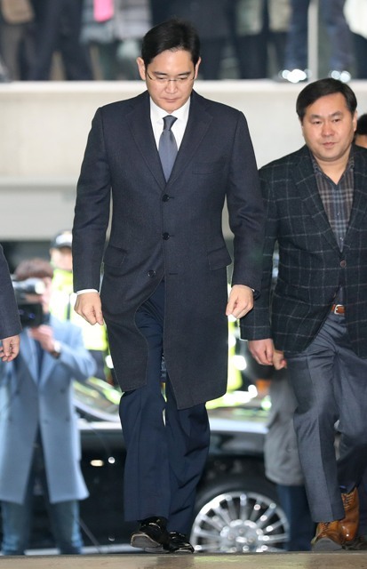  뇌물공여 등 혐의를 받는 이재용 삼성전자 부회장이 두 번째 구속영장 심사를 앞둔 16일 오전 서울 대치동 특별검사 사무실에 도착하고 있다. /연합뉴스