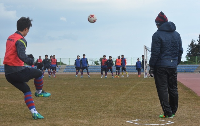 ▲ 올 시즌 프로축구 K리그 클래식 재승격을 노리는 수원FC 선수들이 16일 제주도 서귀포시 공천포 전지훈련센터에서 전술훈련을 펼치고 있다.홍완식기자