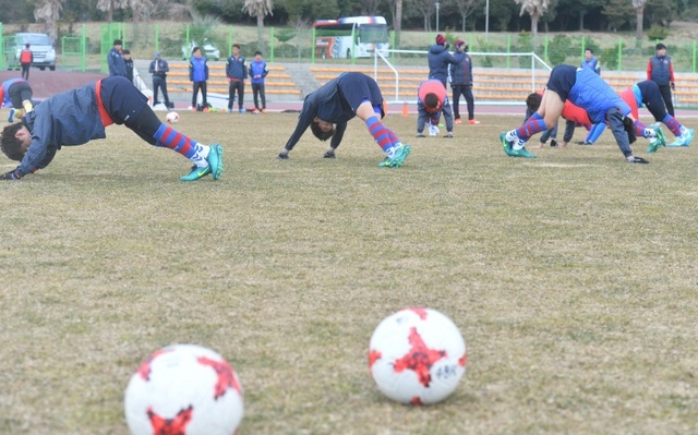 ▲ 올 시즌 프로축구 K리그 클래식 재승격을 노리는 수원FC 선수들이 16일 제주도 서귀포시 공천포 전지훈련센터에서 훈련을 마친 후 마무리 운동을 하고 있다. 홍완식기자