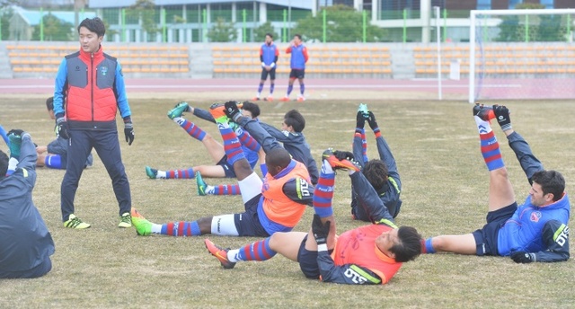 ▲ 올 시즌 프로축구 K리그 클래식 재승격을 노리는 수원FC 선수들이 16일 제주도 서귀포시 공천포 전지훈련센터에서 훈련을 마친 후 마무리 운동을 하고 있다.홍완식기자