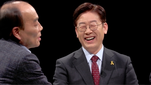▲ JTBC ‘썰전’ 전원책-이재명 성남시장의 평화협정 유지기간은 2분 