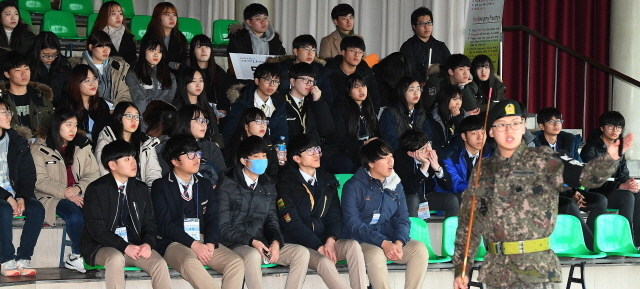 ▲ 북한 김정은의 이복형 김정남이 피살되는 등 남북관계의 불확실성이 증폭되고 있는 가운데 청소년들의 올바른 통일관을 고취할 ‘제6회 전국학생 나라사랑 토론대회’가 분단 현실을 피부로 느낄 수 있는 파주시 일원에서 열렸다. 대회 첫날인 16일 참가 학생들이 도라산 전망대를 견학하며 안보의지를 다지고 있다. 대회는 민주평화통일자문회의 파주시협의회와 경기일보 주최, 아주대학교 주관으로 열렸다. 오승현기자