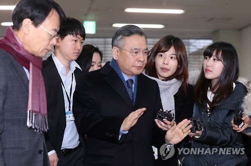 ▲ 이재용 삼성전자 부회장이 구속된 17일 오전 박영수 특별검사가 서울 강남구 대치동 특검 사무실로 출근하고 있다. /연합
