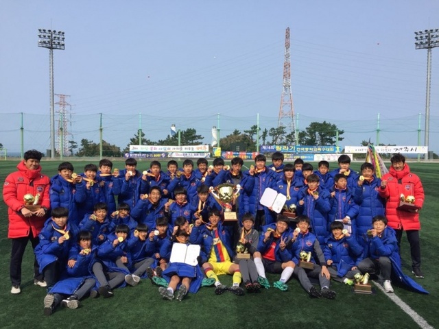 ▲ 제18회 탐라기 전국중학교축구대회에서 창단 후 첫 우승을 차지한 수원FC U-15팀 선수들이 시상식 후 기념촬영을 하고 있다.수원FC 제공