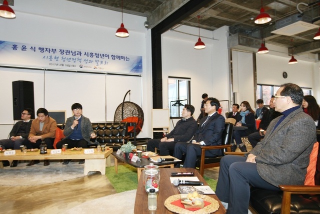 홍윤식 행정자치부 장관이 18일 오전 시흥시 소래산길 ABC행복학습타운 내에 있는 ‘경기청년협업마을’을 방문하여 청년창업가들의 창업 소감과 성과 및 애로사항 등을 청취하고 있다.(행자부 제공)