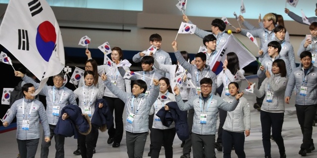 ▲ 19일 일본 삿포로돔에서 열린 제8회 삿포로 동계아시안 게임 개막식에서 한국 선수단이 32개국 가운데 9번째로 입장하고 있다.연합뉴스