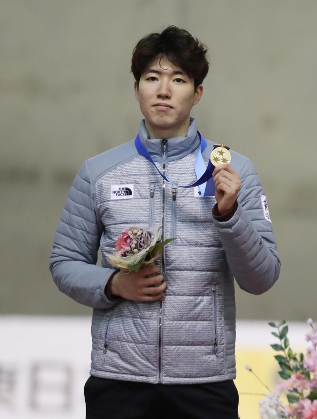 ▲ 20일 일본 홋카이도현 오히비로 오벌에서 열린 2017 삿포로 동계아시안게임 스피드스케이팅 남자 500m에서 동메달을 획득한 차민규가 메달을 들고 포즈를 취하고 있다. 연합뉴스 제공