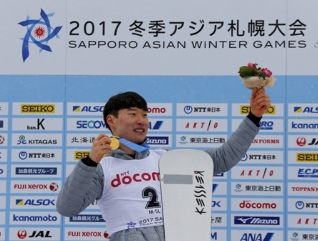 이상호(22·한국체대)가 제8회 삿포로 동계아시안게임에서 첫 2관왕에 올랐다. 이상호는 20일 일본 홋카이도 삿포로의 데이네 뉴 슬라럼 코스에서 열린 스키 스노보드 남자 회전에서 1, 2차 시기 합계 1분 16초 09로 우승했다. /연합뉴스