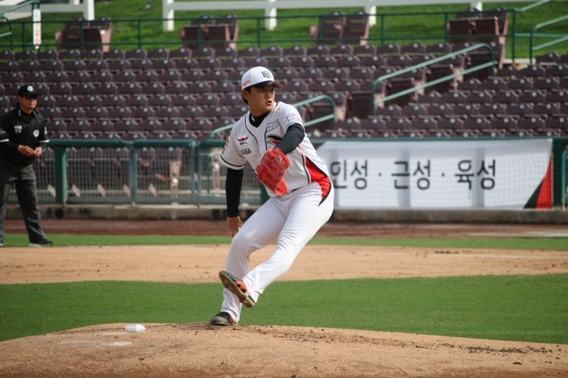 ▲ kt wiz 주권이 21일(한국시간) LA 샌버나디노 샌마뉴엘 구장에서 실시한 미국 마이너리그 연합팀과의 평가전에서 힘차게 투구하고 있다. kt wiz 제공
