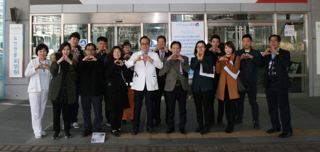 ▲ 사본 -공공의료지원협의체+참여자들이+기념촬영을+하고+있다
