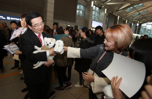 ▲ 인천공항공사 정일영 사장과 공항 보안검색요원들이 22일 오후 인천국제공항 여객터미널에서 SNS 스타 강아지 달리를 명예홍보견으로 임명하는 위촉식을 연 뒤 여객들에게 기내반입 금지물품 안내 팸플릿과 강아지 인형을 나누어주는 캠페인을 하고 있다. 2 사진 제공 인천공항공사