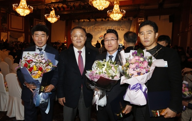 ▲ 22일 열린 대한체육회 체육상 시상식 뒤 최규진 경기도체육회 사무처장이 이상구 경기도롤러연맹 회장(오른쪽 두번째) 등 수상자들과 함께 기념촬영을 하고 있다.경기도체육회 제공