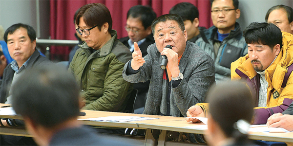 “논의합시다” 전투비행장화성이전반대범시민대책위원회 주최로 합동 대책 회의가 열린 22일 화성시자원봉사센터에서 집행부•의회•시민 등 참석자들이 군 공항 이전 관련 향후 구체적인 활동 및 대외 협력방안 등을 논의하고 있다. 오승현기자