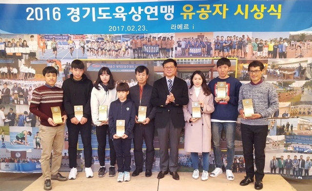 ▲ 23일 열린 2016년 경기도육상연맹 유공자 시상식에서 안재근(오른쪽 4번째) 회장이 우수선수상을 수여한 뒤 수상자들과 기념촬영을 하고 있다.홍완식기자
