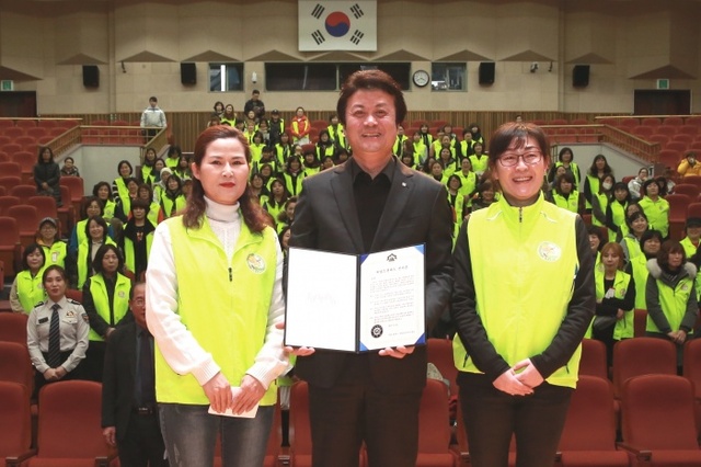▲ 사본 -1-3.김만수부천시장(가운데)가 안전교육지도사들과 기념촬영을 하고있다