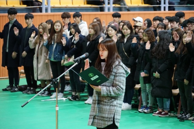 ▲ 입학선서중인_신입생_대표_의예과_최아정_학생