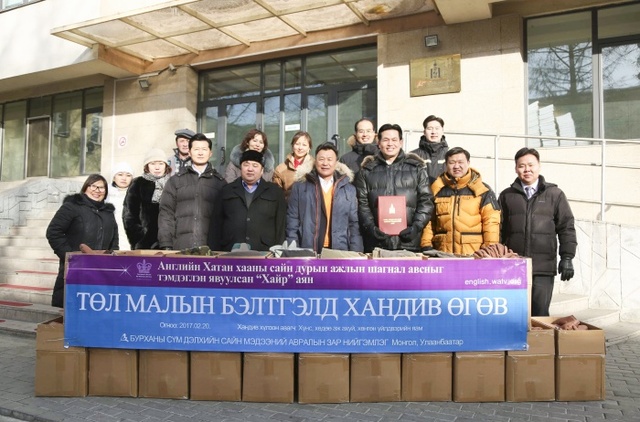 ▲ 몽골을 현지방문한 하나님의교회 세계선교협회 성도들이 축산농가 지원을 위해 몽골 식품농업경공업부를 방문해 목축용 장갑 등을 지원했다. 사진은 하나님의교회 세계선교협 관계자와 식품농업경공업부 관계자 간 사진촬영. 하나님의교회 제공