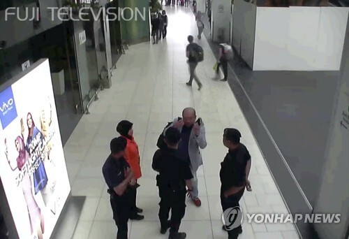 눈을 비비는 시늉을 하며 상황을 설명하는 김정남. 쿠알라룸푸르 AP/후지TV=연합뉴스