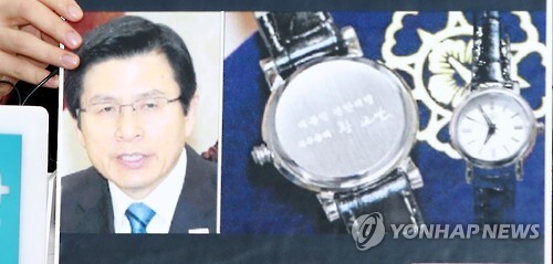바른정당 하태경 의원이 24일 오전 국회 당대표실에서 열린 원내대책회의에 참석해 황교안 대통령 권한대행 국무총리의 이름이 새겨진 이른바 '대행 시계'에 대해 비판하고 있다.  /연합뉴스