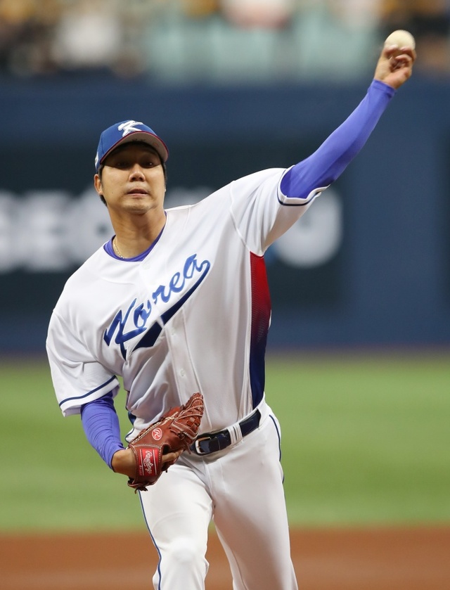 ▲ 25일 서울 고척스카이돔에서 열린 2017 월드베이스볼클래식(WBC) 한국과 쿠바 대표팀의 평가전에서 한국의 선발투수 장원준이 역투하고 있다.연합뉴스