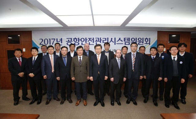 ▲ 24일 오후 인천공항공사 청사에서 열린 인천공항 안전관리시스템(SMS) 위원회에서 이광수 인천공항공사 부사장(앞줄 좌측에서 6번째), 백순석 샤프에이비에이션케이 사장(뒷줄 좌측에서 1번째), 가레쓰 라이셋 LSG스카이셰프코리아 사장(앞줄 우측에서 4번째), 미쉘 고트로 대한항공 전무(뒷줄 좌측에서 4번째) 등 위원회 참석자들이 기념촬영을 하고 있다. 사진 제공 인천공항공사