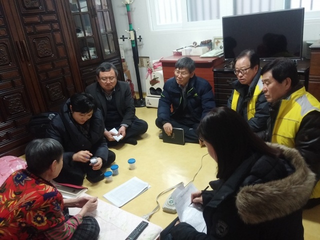 ▲ 광명시 팀장급 이상 공무원들이 매달 저소득층 가정을 방문해 상담하고 지원을 연결하는 등 소외계층 살피기에 앞장서고 있다. 광명시 제공