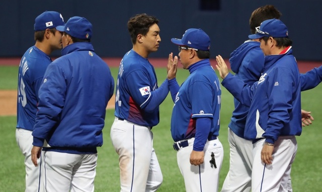 ▲ 26일 서울 고척스카이돔에서 열린 2017 월드베이스볼클래식(WBC) 한국과 쿠바 대표팀의 평가전에서 승리한 손아섭(왼쪽 세번째) 등 한국 선수들이 하이파이브하며 덕아웃으로 향하고 있다.연합뉴스