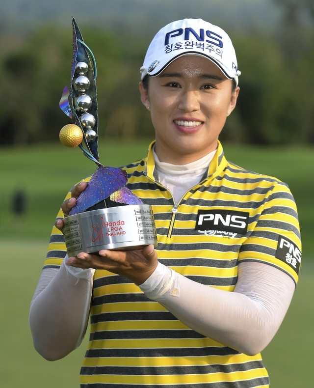 ▲ 26일 태국 촌부리의 시암 컨트리클럽 파타야 올드코스(파72)에서 막을 내린 LPGA투어 혼다 타일랜드에서 우승을 차지한 양희영이 우승트로피를 들고 환하게 웃고 있다.연합뉴스