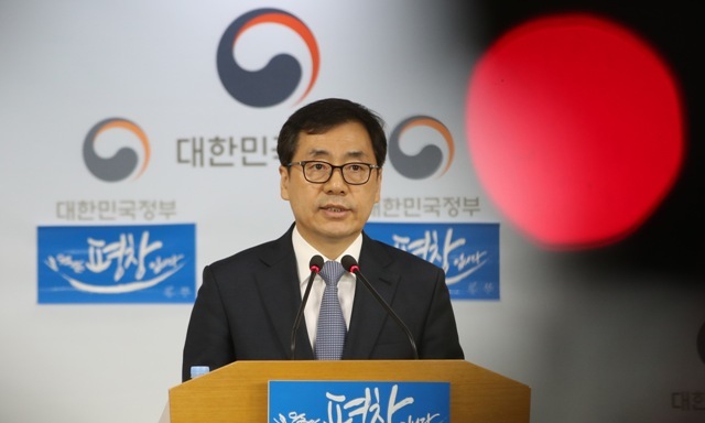홍권희 총리 공보실장이 27일 서울 세종로 정부서울청사에서 황교안 대통령 권한대행 국무총리의 특검연장을 수용하지 않는다고 발표하고 있다. /연합뉴스