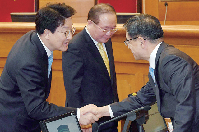 결과에 승복합시다 27일 오후 서울 종로구 재동 헌법재판소에서 열린 박근혜 대통령 탄핵심판 최종 변론에 앞서 국회 탄핵소추위원장인 권성동(왼쪽) 법사위원장과 박근혜 대통령 측 법률대리인단의 이중환(오른쪽) 변호사가 악수하고 있다. 가운데는 이동흡 변호사. 사진공동취재단