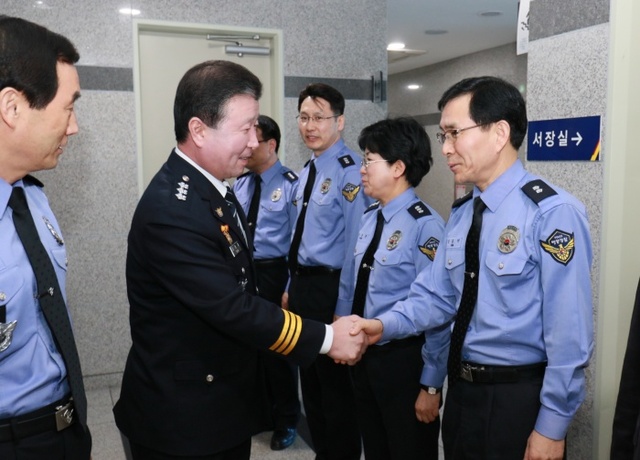▲ [평택해경]김양제 경기남부경찰청장(왼쪽에서 두번째)가 평택해경서 장비관리과장_김동진 경감과 악수하고_있다
