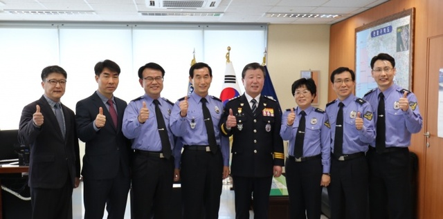 ▲ [평택해경]김양제_경기남부경찰청장(오론쪽에서_네번째)과_김두형_평택해경서장(오른쪽_다섯번째)_등이_기념사진을_찍고있다_3