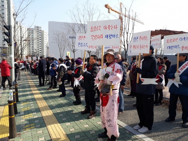 ▲ 군포 역전시장 상인회 상인들이 생업을 포기하고 거대 공룡 기업인 이마트 트레이더스의 공사현장에서 짐회를 벌이고 있다12