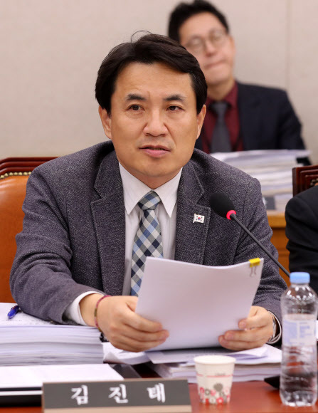 ▲ 사진=연합뉴스, 김진태 자유한국당 의원, 박범계 더민주 의원 향해 