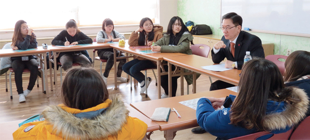 양주백석초교 겨울계절학교에서 정성호 국회의원이 강사로 나서 학생들과 함께 정치와 선거에 대한 강의 및 토론을 하고 있다.