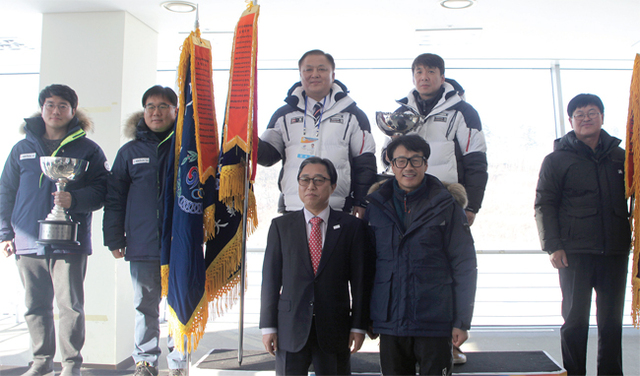 제98회 전국동계체육대회에서 종합우승 16연패를 달성한 경기도 선수단의 최규진 총감독(왼쪽에서 세번째)과 관계자가 시상대 가장 높은 곳에서 우승기와 우승배를 들고 있다.