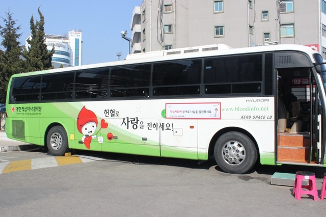 ▲ 이춘택병원 헌혈행사버스