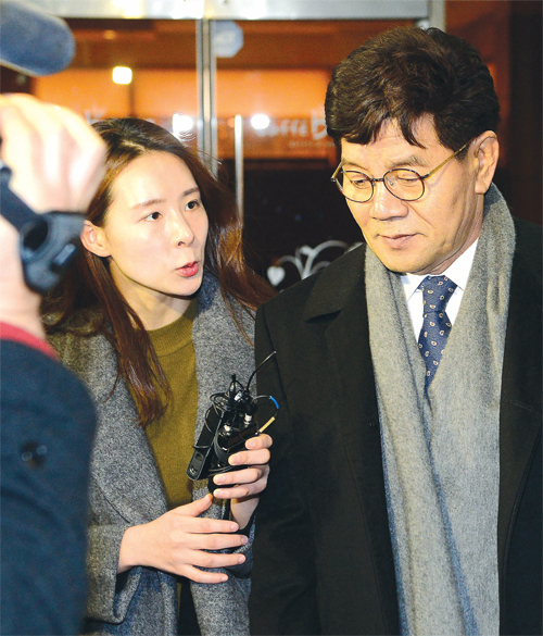 억대 뇌물과 불법 정치자금 수수 혐의 등으로 불구속 기소된 이청연 인천시교육감이 2월9일 오후 1심 선고공판에 참석하기 위해 인천지방법원에 들어서고 있다.