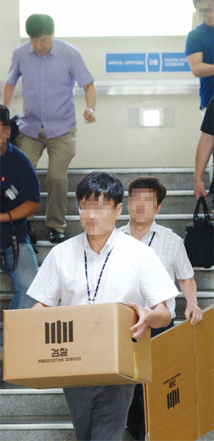 2016년 8월18일 인천지역 학교 이전 재배치 사업과 관련해 금품 비리를 수사하고 있는 인천지검 특수부 수사관들이 인천시 남동구 인천시교육청 내 이청연교육감 집무실을 압수수색했다