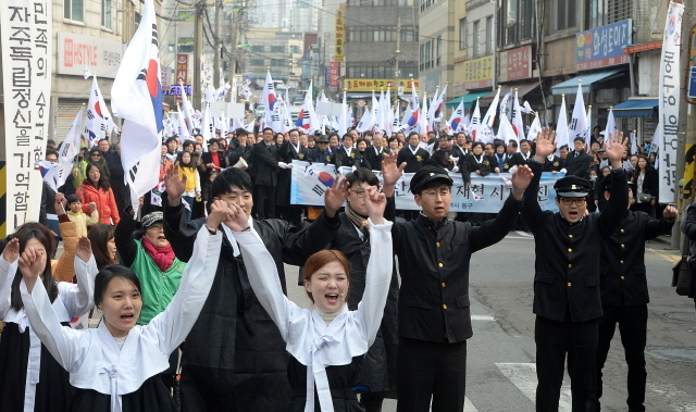 ▲ 1일 오전 제98주년 3.1절을 맞아 인천지역 최초의 3·1 운동 발상지로 알려진 인천시 동구 창영초등학교에서 기념식을 마친 시민들이 만세 운동을 재현하는 거리행진을 하고 있다.장용준기자