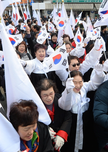 ▲ 1일 오전 제98주년 3.1절을 맞아 인천지역 최초의 3·1 운동 발상지로 알려진 인천시 동구 창영초등학교에서 기념식을 마친 시민들이 만세 운동을 재현하는 거리행진을 하고 있다.장용준기자