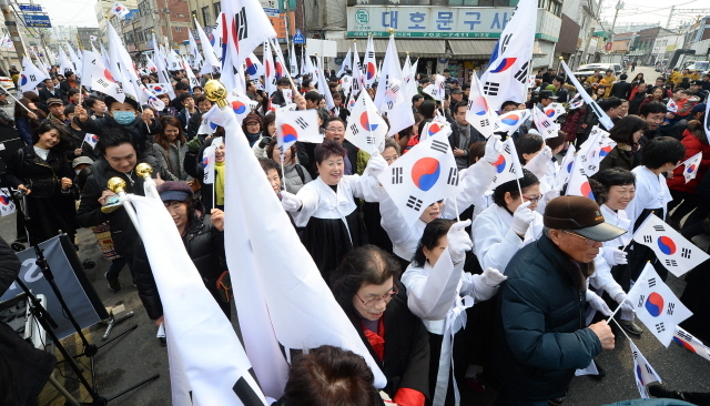 ▲ 1일 오전 제98주년 3.1절을 맞아 인천지역 최초의 3·1 운동 발상지로 알려진 인천시 동구 창영초등학교에서 기념식을 마친 시민들이 만세 운동을 재현하는 거리행진을 하고 있다.장용준기자