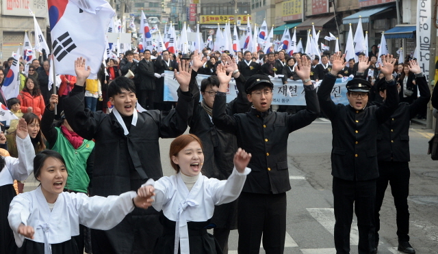 ▲ 1일 오전 제98주년 3.1절을 맞아 인천지역 최초의 3·1 운동 발상지로 알려진 인천시 동구 창영초등학교에서 기념식을 마친 시민들이 만세 운동을 재현하는 거리행진을 하고 있다.장용준기자