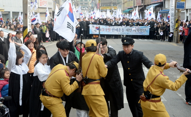▲ 1일 오전 제98주년 3.1절을 맞아 인천지역 최초의 3·1 운동 발상지로 알려진 인천시 동구 창영초등학교에서 기념식을 마친 시민들이 만세 운동을 재현하는 거리행진을 하고 있다.장용준기자