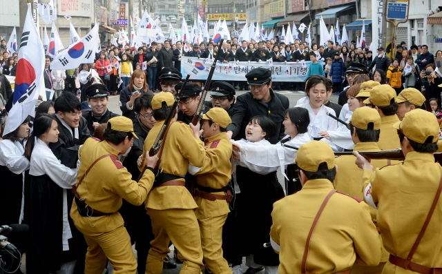 ▲ 1일 오전 제98주년 3.1절을 맞아 인천지역 최초의 3·1 운동 발상지로 알려진 인천시 동구 창영초등학교에서 기념식을 마친 시민들이 만세 운동을 재현하는 거리행진을 하고 있다.장용준기자