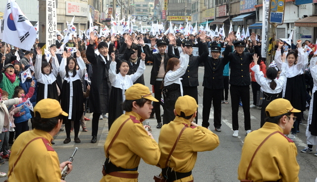 ▲ 1일 오전 제98주년 3.1절을 맞아 인천지역 최초의 3·1 운동 발상지로 알려진 인천시 동구 창영초등학교에서 기념식을 마친 시민들이 만세 운동을 재현하는 거리행진을 하고 있다.장용준기자
