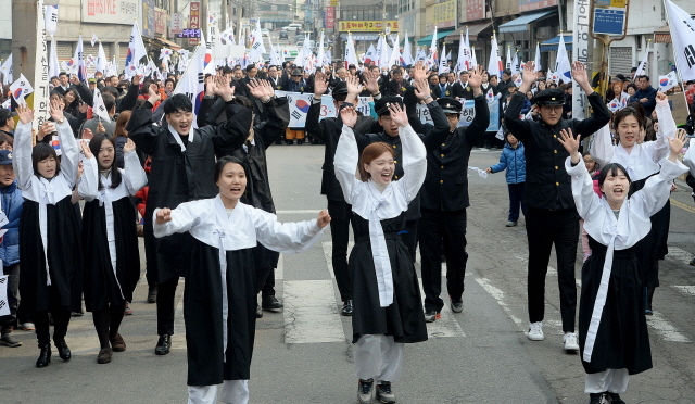 ▲ 1일 오전 제98주년 3.1절을 맞아 인천지역 최초의 3·1 운동 발상지로 알려진 인천시 동구 창영초등학교에서 기념식을 마친 시민들이 만세 운동을 재현하는 거리행진을 하고 있다.장용준기자