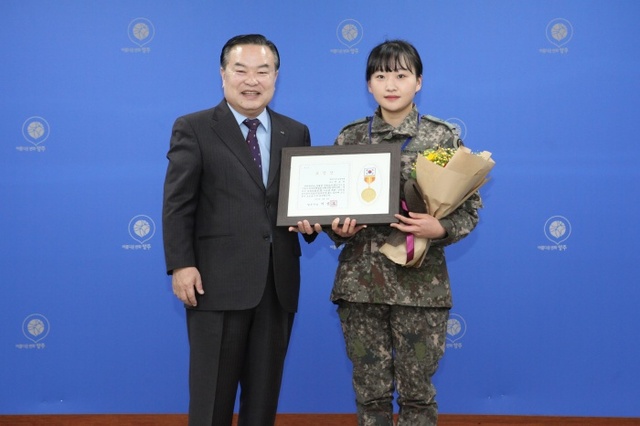▲ 26사단 공병대대 부사관 노인 구조 시민상 수상1
