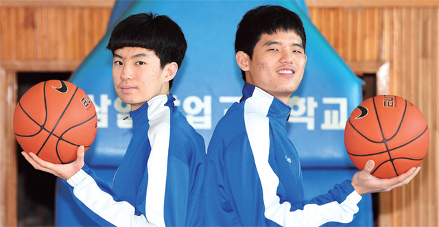 ▲ 한국 남자 농구 미래를 짊어질 수원 삼일상업고등학교 원투펀치인 포워드 이현중(왼쪽)과 센터 하윤기가 포즈를 취하고 있다. 오승현기자
